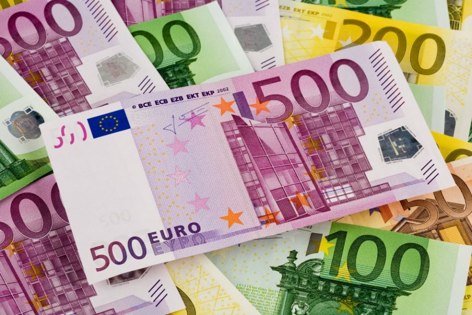 Европските земји со издавање на „национални обврзници“ вршат притисок врз банките да ги зголемат каматните стапки на заштедите