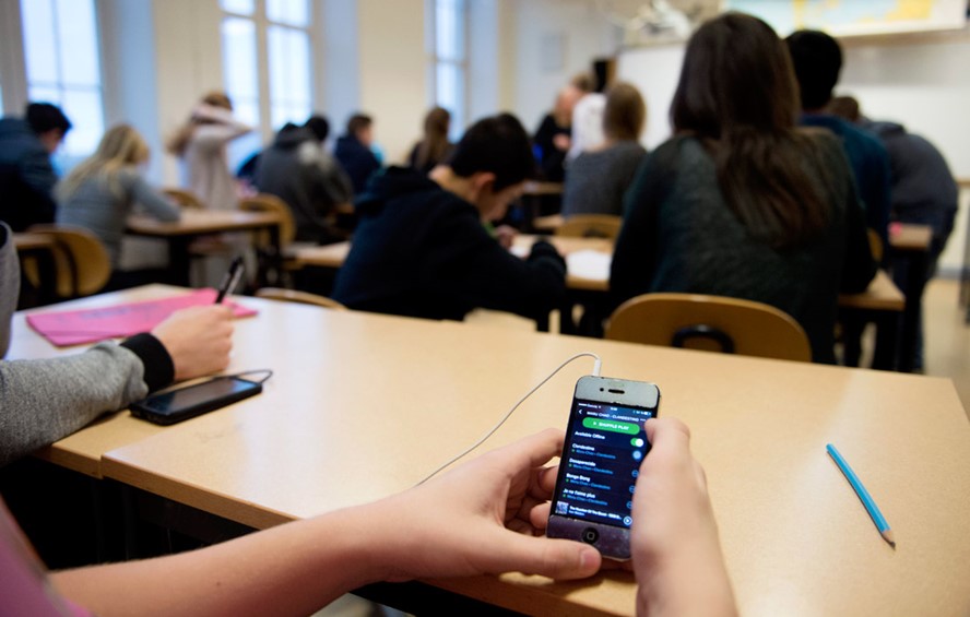 Франција од септември ги забранува мобилните телефони во училиштата