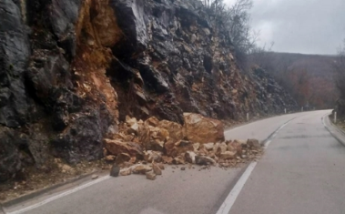 Oдрони од карпи ја блокираа едната коловозна лента на патот Стража – Охрид