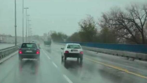 Сообраќајот по наместа влажни коловози, АМСМ препорачува внимателно возење