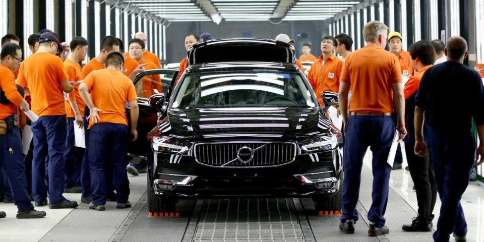 Кина ги намалува за 10% давачките за увезените автомобили