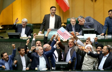 Иранските пратеници го запалија американското знаме по одлуката на Трамп