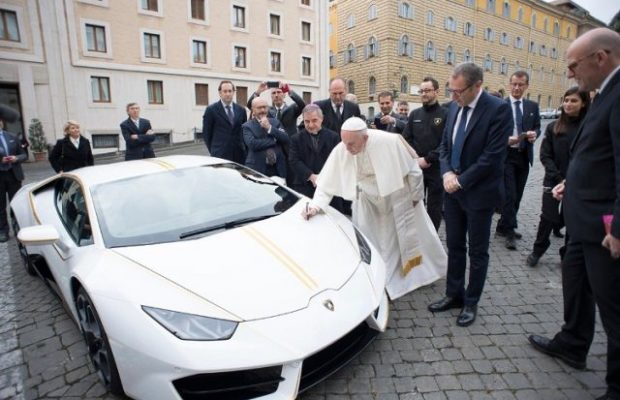 Папата го продаде своето Ламборџини Хуракан