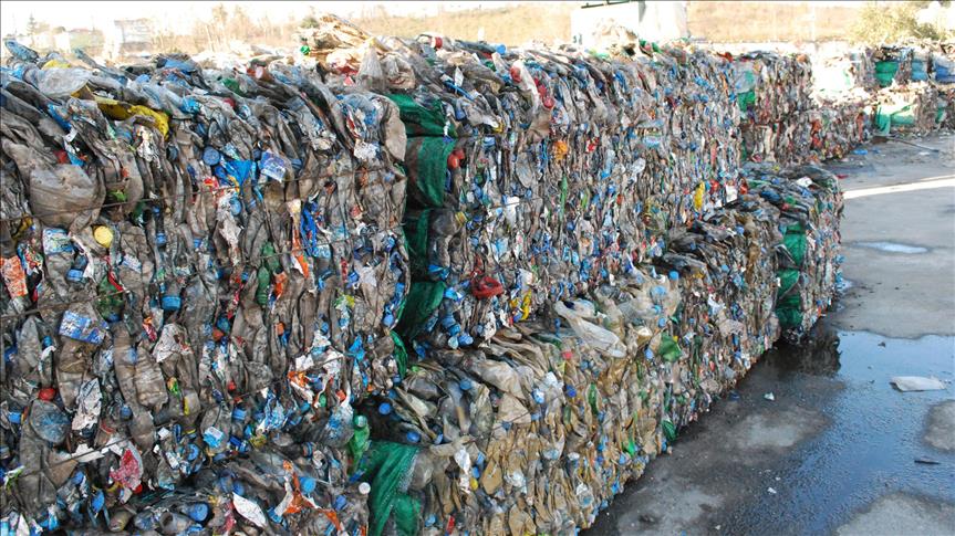 Кинеската забрана за увоз на отпадна пластика го урна пазарот во Европа
