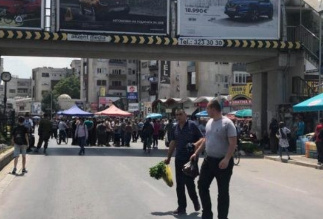 Тезгаџии ја блокираа улицата на Бит Пазар по интервенција на полиција