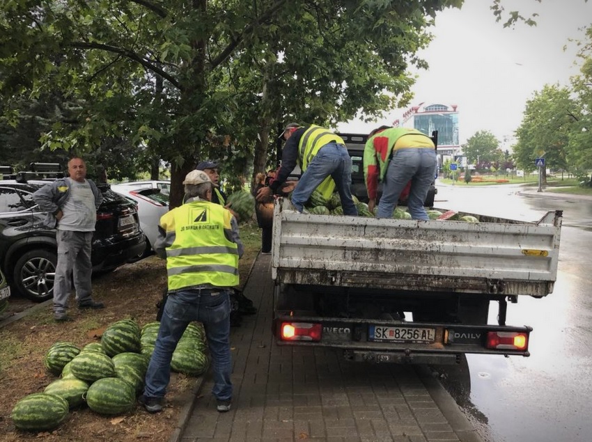 КОГА НЕ МОЖЕШ ПО ГОЛЕМИОТ, ГО ТЕПАШ МАЛИОТ: Државата удри по најсиромашните, запленети се 10 тони зеленчук и овошје од луѓе со најниски примања