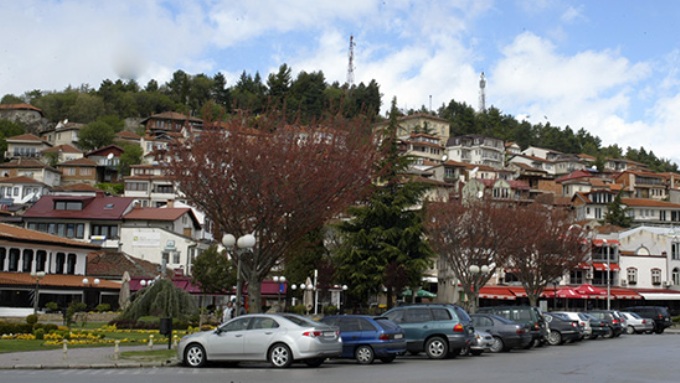 Удар врз туризмот: Скандалозна одлука за наплата на паркинг на улиците низ Охрид