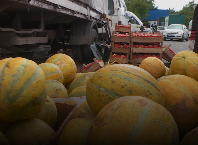 Заради царините од Косово денеска неоткупени 100 тони зеленчук и овошје