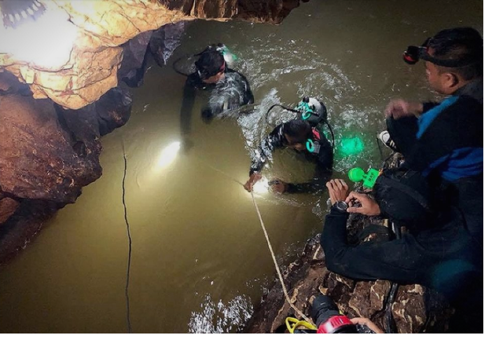Почна акцијата за извлекување на 12-те деца заробени во пештера во Тајланд