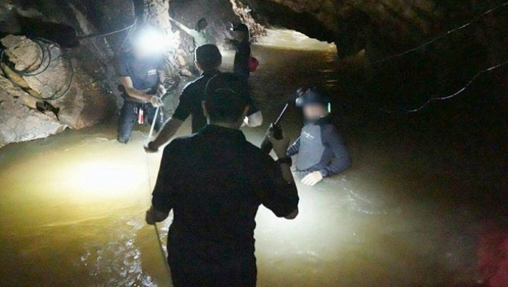 Првите две момчиња безбедно извлечени од пештерата во Тајланд