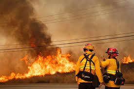 Шумски пожар беснее во Калифорнија – илјадници евакуирани, објавена вонредна состојба