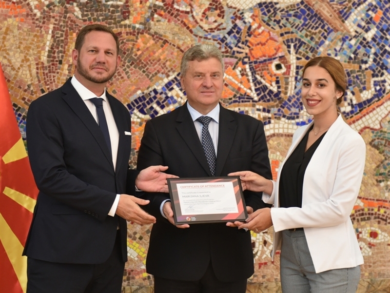 Претседателот Иванов ги додели сертификатите на учесниците во програмата „Ден со македонските водечки извршни директори”