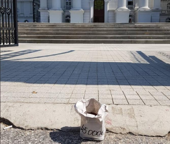 Граѓаните оставија кафе пред Владата и Град Скопје: Гневни на институциите што трошат 55.000 евра за оваа намена