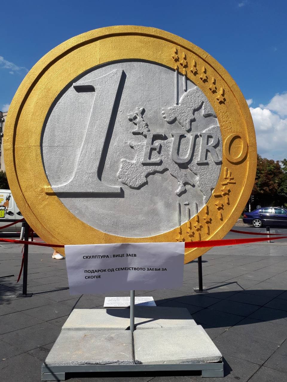ФОТО: Поставена скулптура од едно евро во Скопје, граѓаните истата ја нарекоа „Вице Заев“