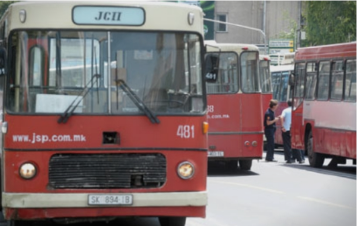 Граѓаните гневни на челниците на ЈСП и Град Скопје: Вие на работа одите со луксузни возила, нас ни ги праќате старите автобуси