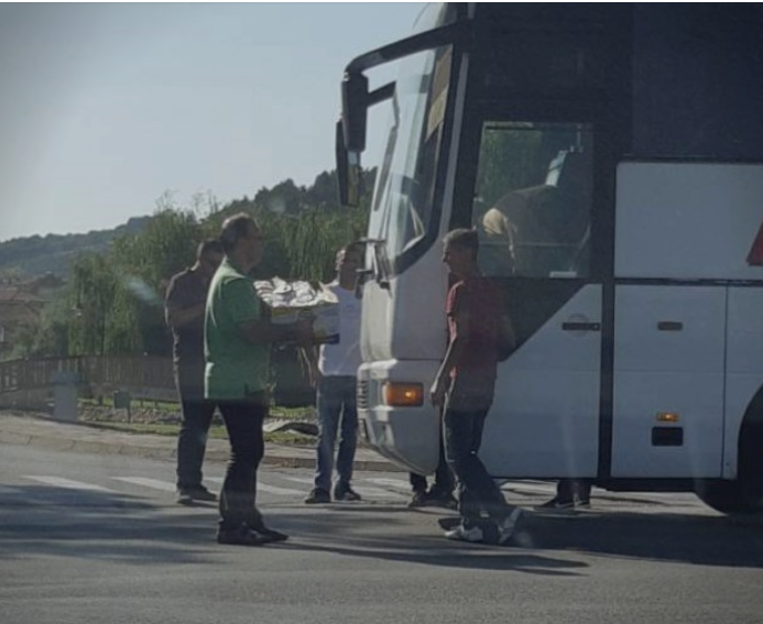 СДСМ со сендвичи и автобуси од Делчево ќе ја бара Европа на митингот во Скопје (ФОТО)
