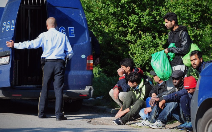 Пронајдени 33 мигранти во возило кај Демир Капија, двајца велешани уапсени под сомнение дека ги возеле