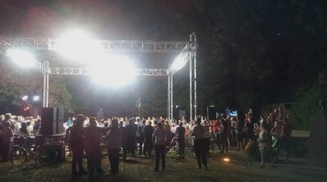 Шекеринска вечерва во Кисела Вода: Повторно мал број граѓани ја пречекаа министерката за одбрана