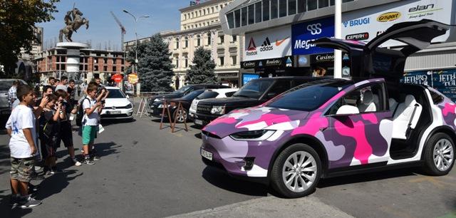 Низ Скопје помина конвој на електрични возила