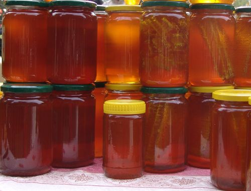 Црногорската Управа одзела 500 килограми лажен мед од пазарот