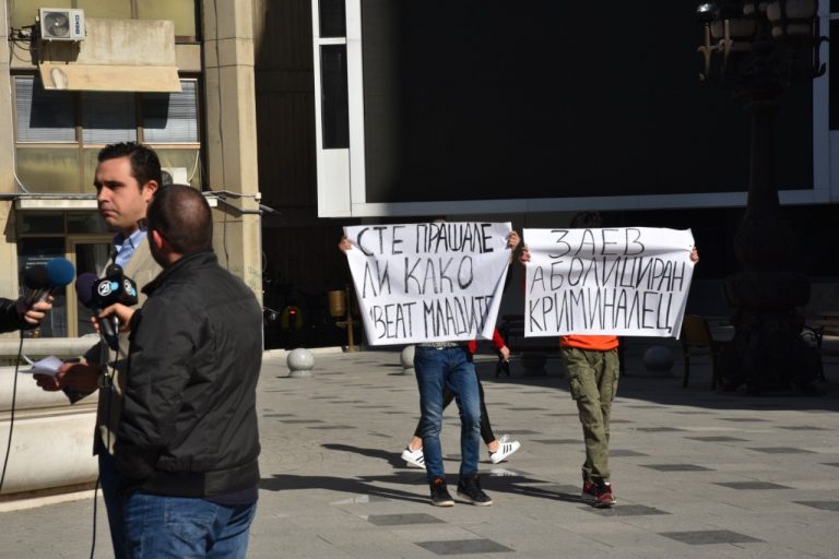 ФОТО: Младите му испратија порака на Заев и власта додека пратеник од СДСМ одржуваше прес-конференција