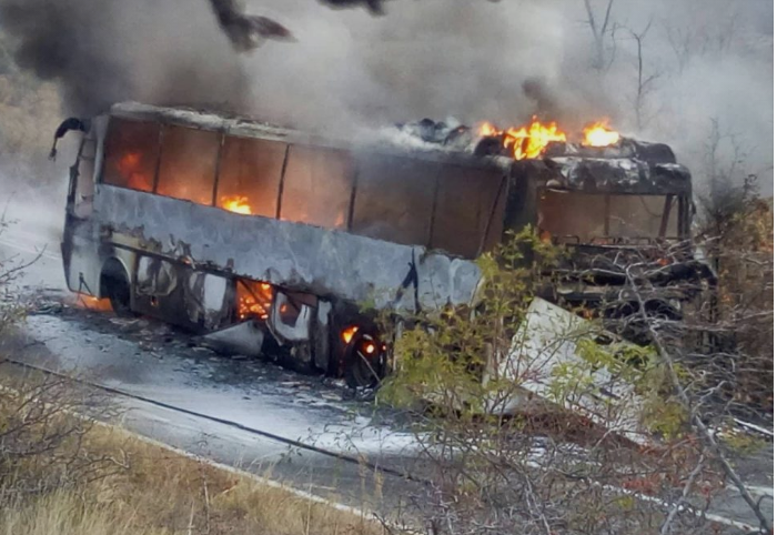 ФОТО: Изгоре автобус на АРМ, војниците едвај се спасиле