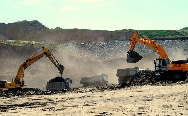 Го дерат ли приватните фирми РЕК Битола за ископ на јаглен и јаловина?