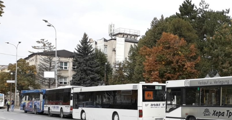 Автобуси за превоз на ученици ја блокираа општина Битола