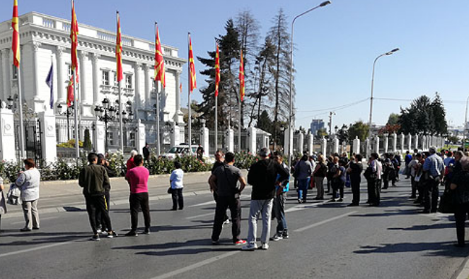 Протест пред Влада: Вработените од „Сјекуриком“ ги бараат заостаните плати