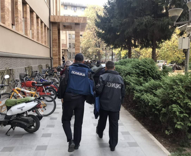 Пред Собрание врие од полиција – се очекува ли денеска гласање на Уставните измени?!