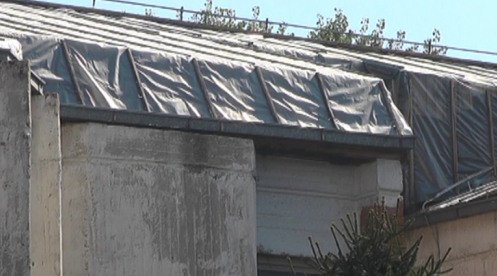 Најлон наместо кров на училиште поради политички препукувања меѓу општина Гостивар и МОН