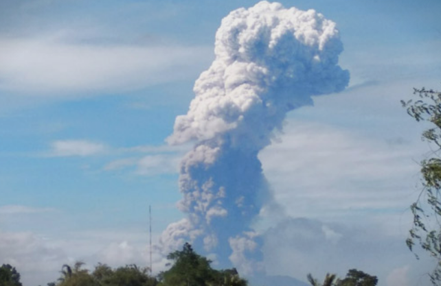 Нов ужас во Индонезија: Ерупција на вулкан после земјотресот и цунамито