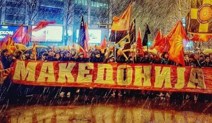 ПОЧНУВААТ ПРОТЕСТИ:Од денеска протести пред Собранието против промена на уставното име