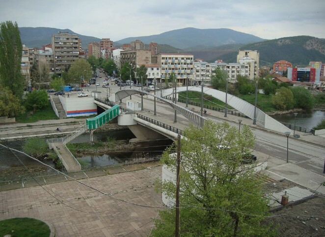 Албанците за 28 ноември подготвуваат хаос на мостот во Митровица, тврди „Новости“