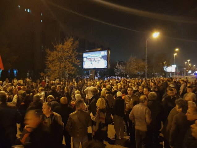 Голем број граѓани се собраа на протестот за поддршка за Груевски, порачуваат неговата борба е и наша борба
