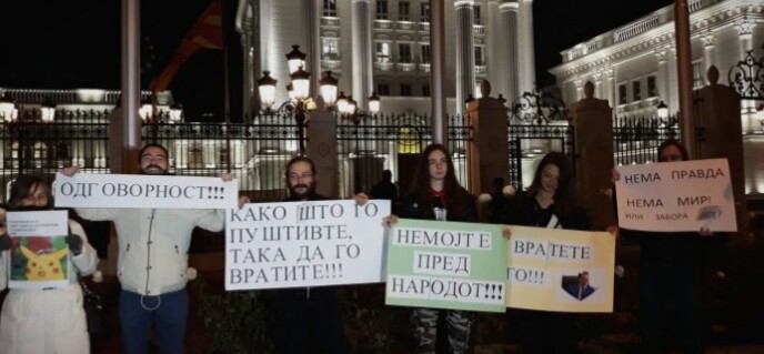 Протест пред Владата, шарените протестираат и бараат одговорност и оставки за бегството на Груевски