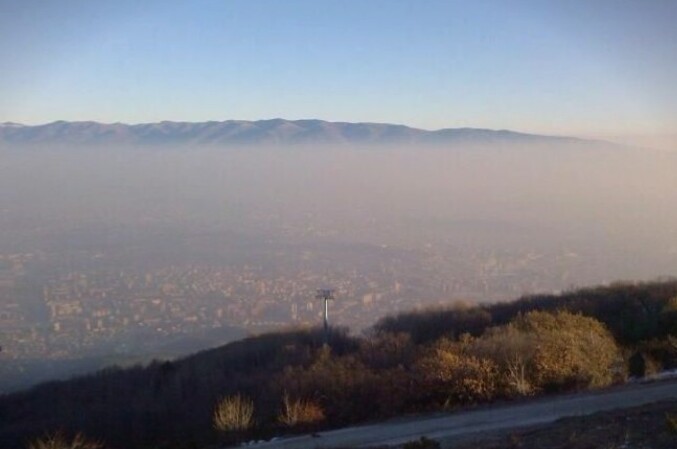 ВМРО-ДПМНЕ: Десетици дневно завршуваат во болница заради загадениот воздух, власта го зацрнува животот на граѓаните
