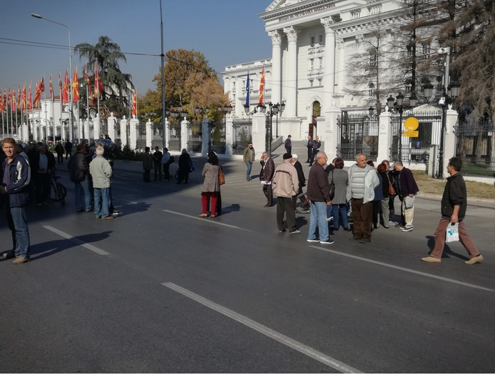 Поранешни вработени во ОХИС на протест пред Владата