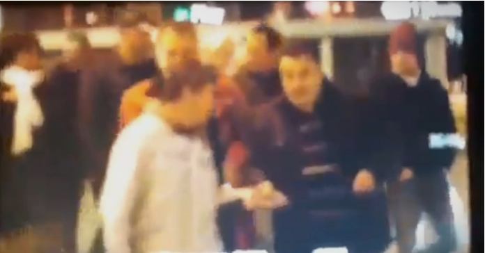 ВИДЕО: Новинарот Фуркан Салиу објави снимка од Јанко Бачев како дели пари на вечерашниот протест