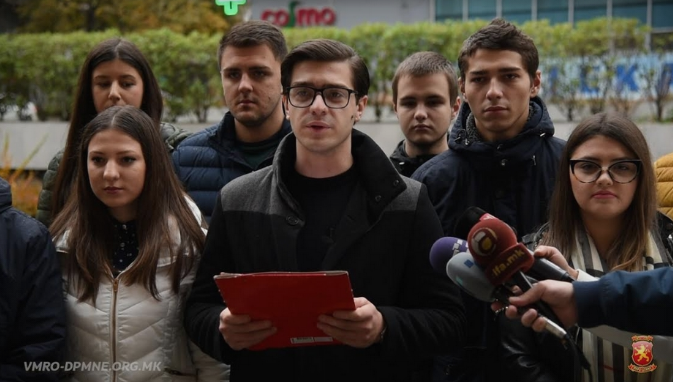 Младите од ВМРО-ДПМНЕ со симболична порака до Владата: Црно време, црна сиромаштија, граѓаните се со празни џебови (ФОТО)