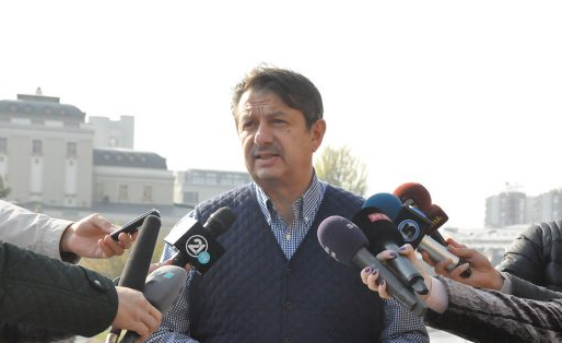 Макрадули: Налепниците ќе си ги плаќа секој сам