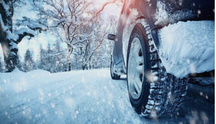ХАОС НА ПАТИШТАТА: Поради врнежи од снег во прекин сообраќајот на неколку правци и премини