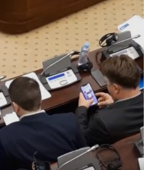 Додека се расправа за енормното загадување, градоначалникот Шилегов игра игри на мобилен (ВИДЕО)