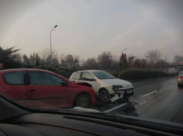 ФОТО: Сообраќајка го блокира сообраќајот во Автокоманда цели два часа