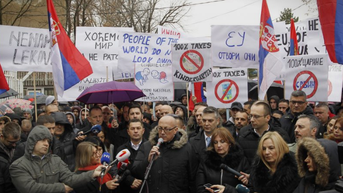 Продолжуваат протестите на косовските Срби против таксите на увозот од Србија