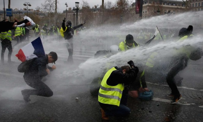 Судири меѓу полицијата и „жолтите елеци“, солзавец, апсења и оклопни возила во Париз