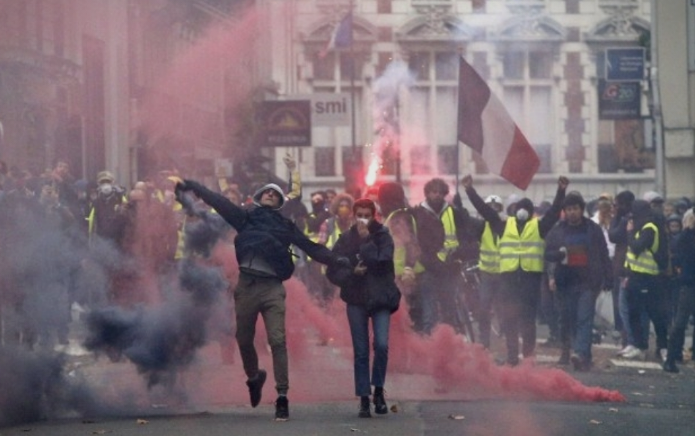 Европа на нозе: Протести од Париз до Тирана, многу лица се повредени и уапсени