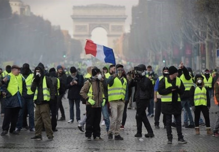 Животот во Париз се враќа во нормала по вчерашните протести на „жолтите елеци“