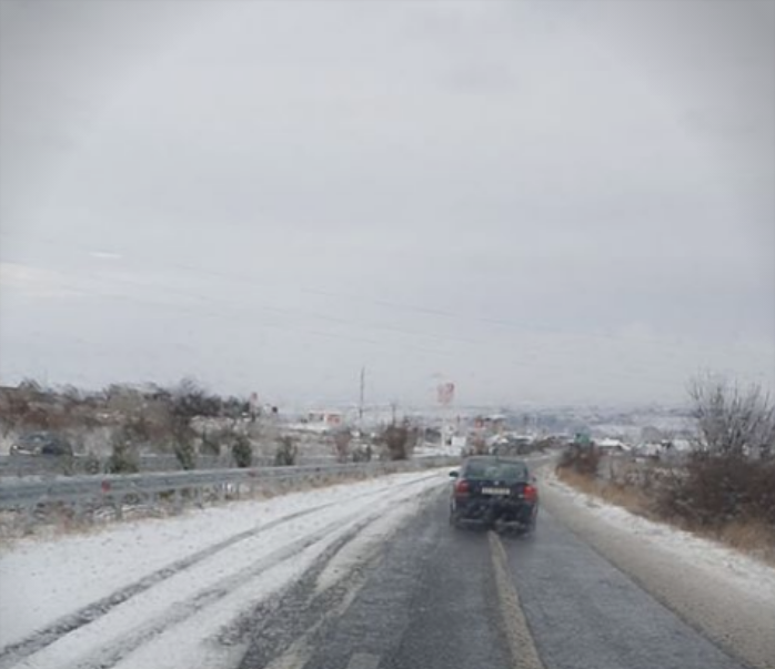 Граѓаните револтирани: „Македонија пат“ во зимски сон, само една лента чиста на автопат!