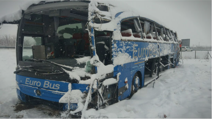 НОВИ ДЕТАЛИ: Во Прилеп се качиле 11 патници во автобусот кој се преврте кај Лесковац, возачите не се повредени